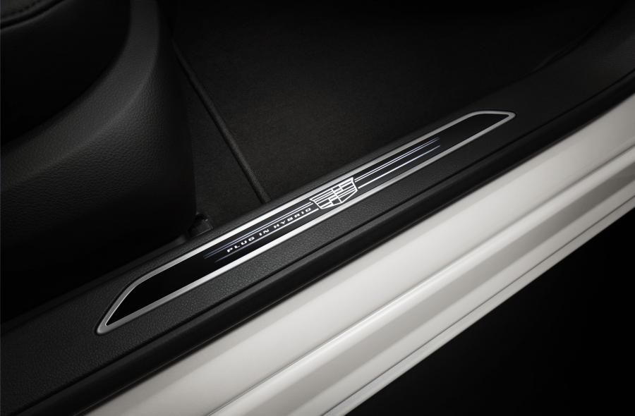 Детали интерьера Cadillac CT6 Plug-In Hybrid 2016 года  (NA) (фото 16 из 29)